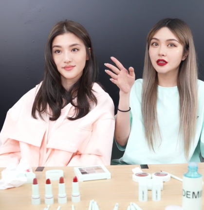 明星和网红同框：赵丽颖五官精致，梅婷素颜扛打，关晓彤巴掌脸