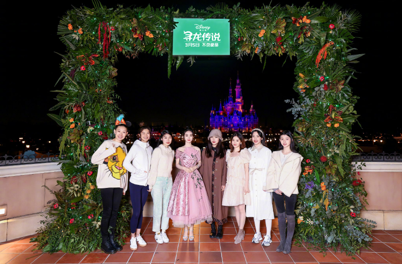 明星和网红同框：赵丽颖五官精致，梅婷素颜扛打，关晓彤巴掌脸