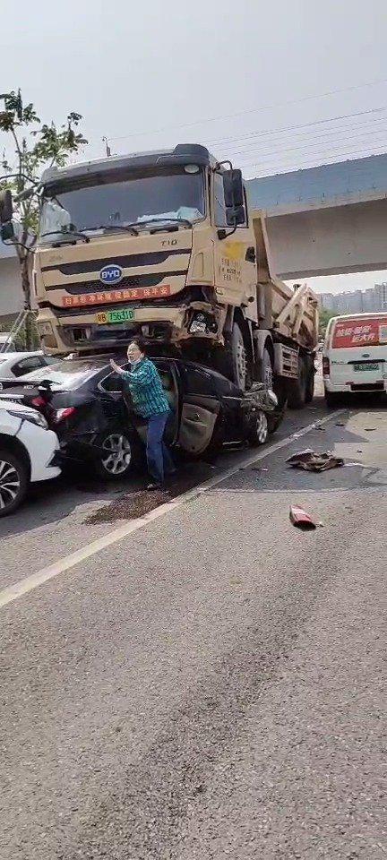 这看起来像个天籁吧，这A柱强度可以啊，大货车顶住了……