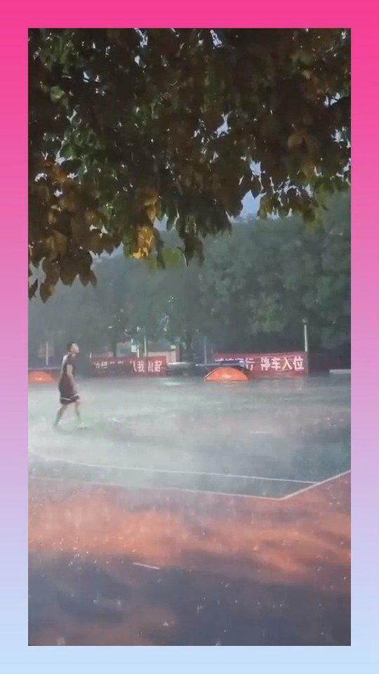 别人打篮球叫喜欢，他在雨中练球，这才叫热爱！
