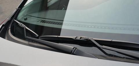 后雨刮器怎么更换?内行人：跟着这3个步骤走,轻轻松松就搞定