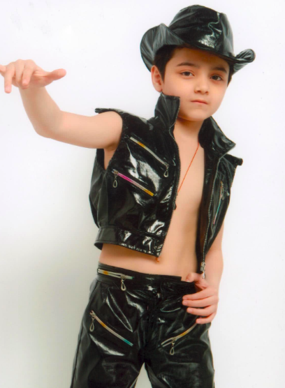 童星阿尔法曝近况,身材暴瘦大变样,与大15岁尼格买提似同龄人