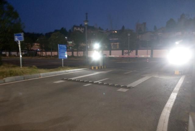 蓬安旅游公司这座空空荡荡的停车场,是否算浪费资源