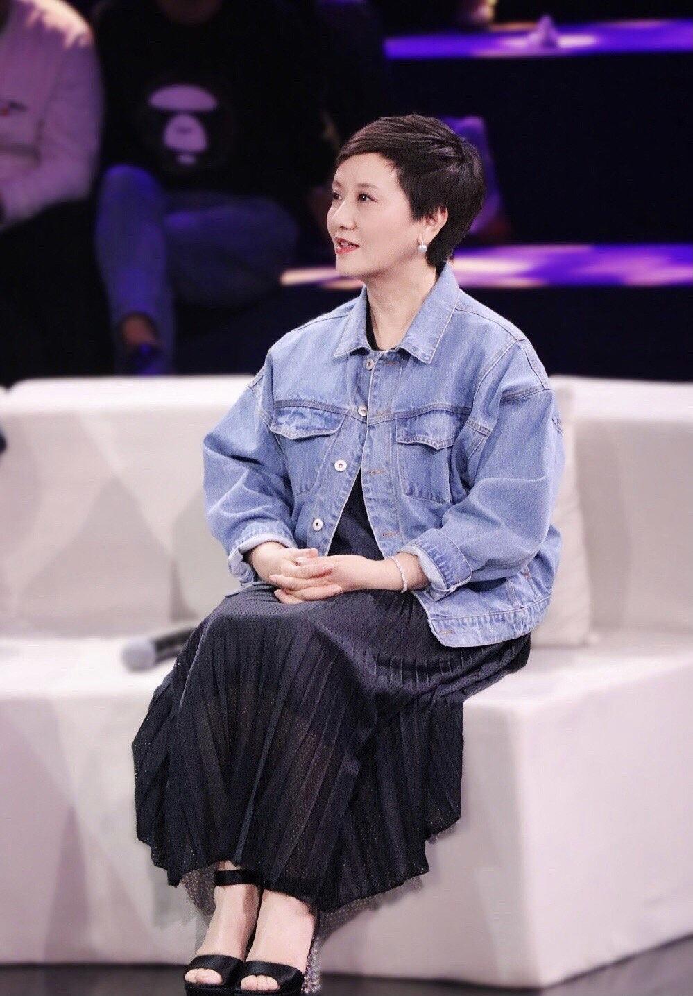 邓婕越老越会穿，黑色牛仔衬衫配白色半身裙优雅温柔，气质高贵