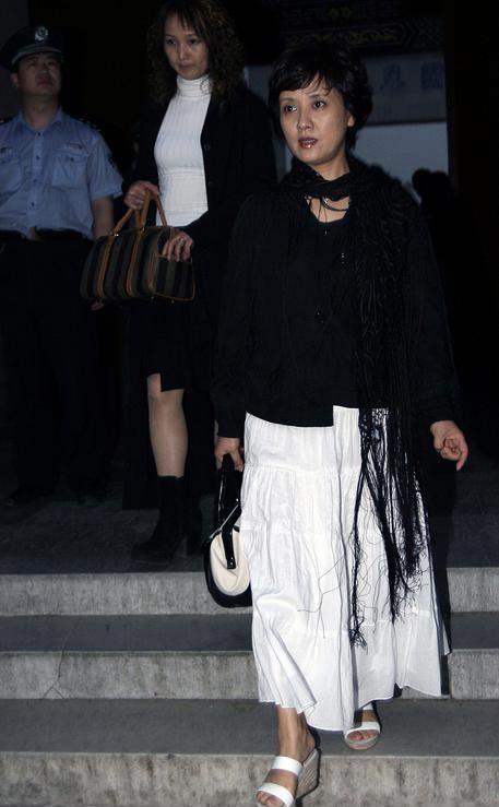 邓婕越老越会穿，黑色牛仔衬衫配白色半身裙优雅温柔，气质高贵