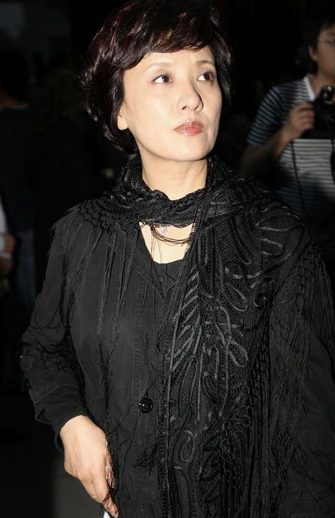 邓婕越老越会穿，黑色牛仔衬衫配白色半身裙优雅温柔，气质高贵