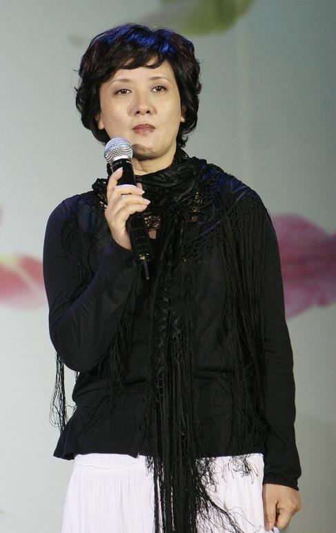 邓婕越老越会穿，黑色牛仔衬衫配白色半身裙优雅温柔，气质高贵