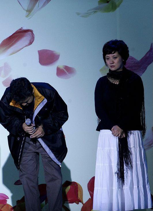 邓婕越老越会穿，黑色牛仔衬衫配白色半身裙优雅温柔，气质高贵