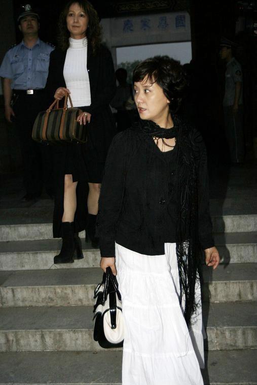 邓婕越老越会穿，黑色牛仔衬衫配白色半身裙优雅温柔，气质高贵