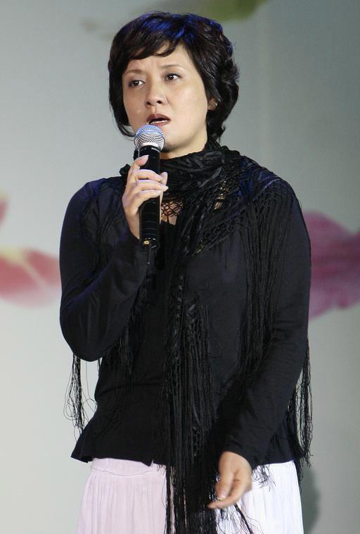 邓婕越老越会穿，黑色牛仔衬衫配白色半身裙优雅温柔，气质高贵