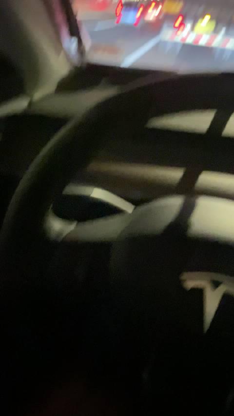 也不下雨，特斯拉model Y的雨刮器就自动刮着……