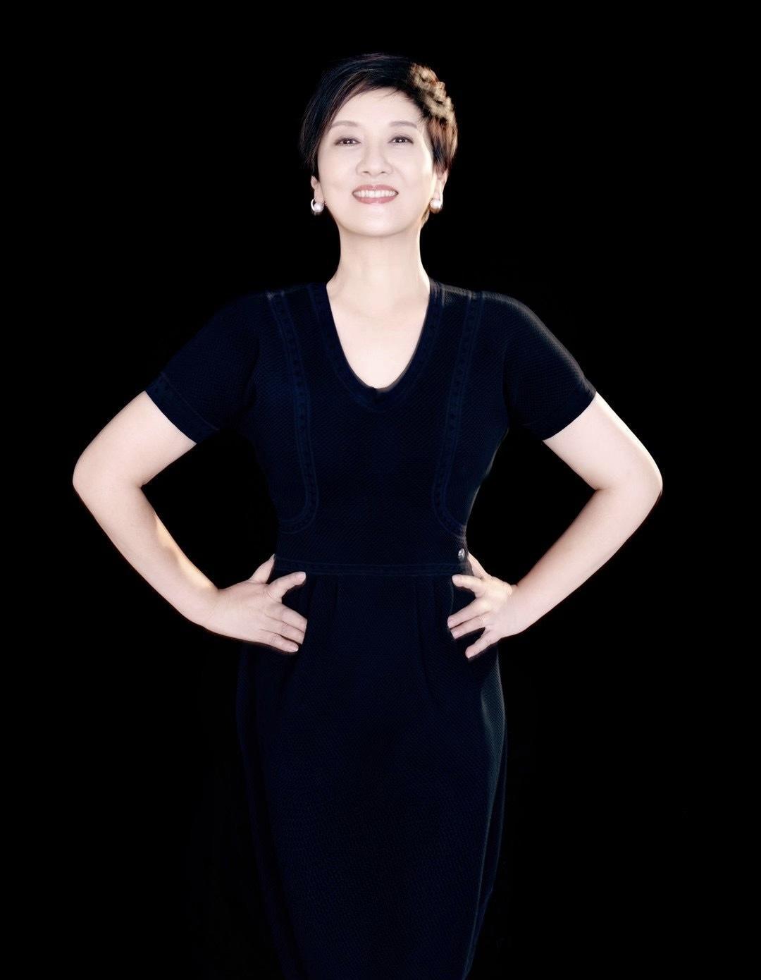 邓婕越老越会穿，黑色牛仔衬衫配白色半身裙优雅温柔，气质高贵