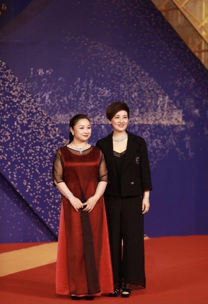 邓婕越老越会穿，黑色牛仔衬衫配白色半身裙优雅温柔，气质高贵