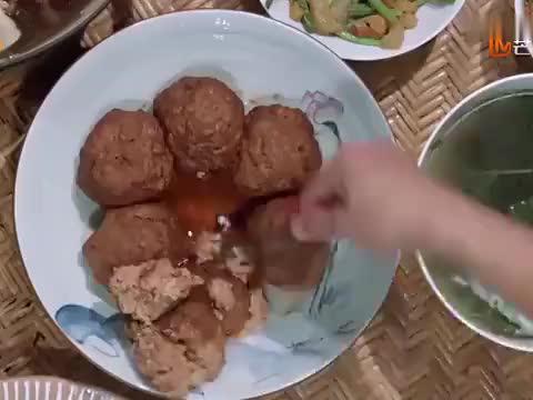 黄磊首次做鲜花饼，刚上桌竟遭到疯抢，欧阳娜娜：最好吃没有之一