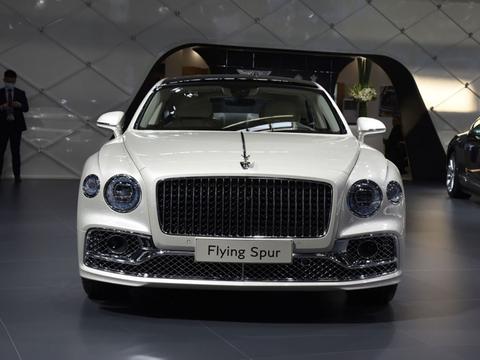 宾利深知如何取悦有钱人，大尺寸木纹内饰装饰，有板有眼