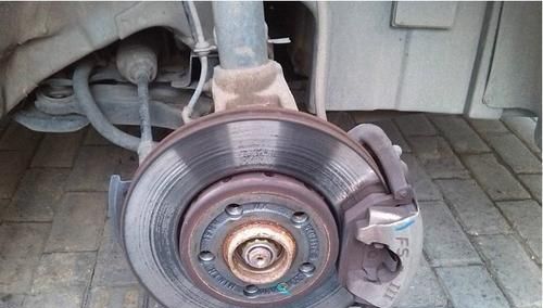 汽车刹车失灵更换周期是多少?该什么时候第一次换刹车片呢?