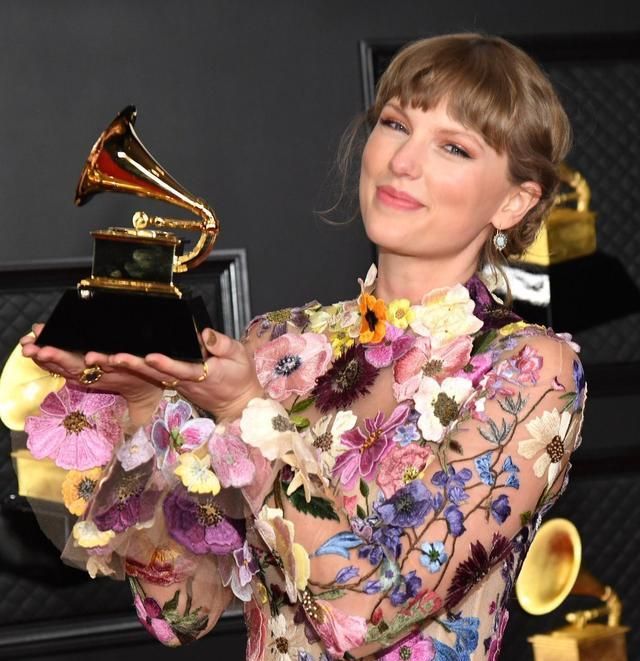 taylorswift格莱美,taylorswift甜美 taylorswift获格莱美年度专辑成为第一位三次拿下头奖的女歌手