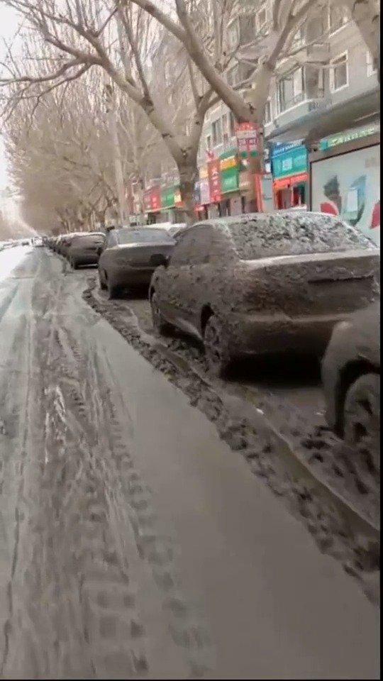 除雪车过后，违章停车的汽车害怕了，还不如贴个罚单呢！