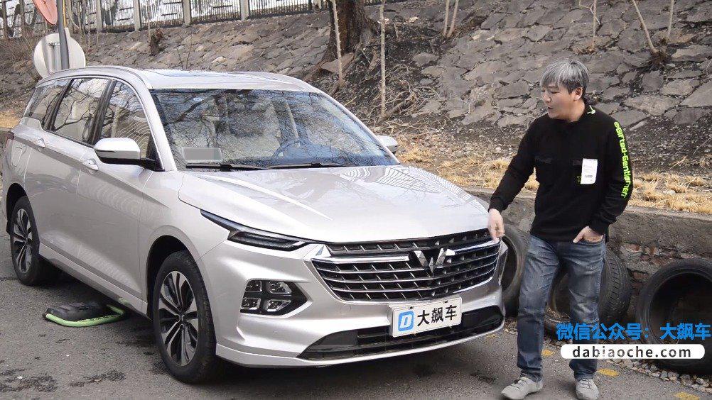 对于这种紧凑级的家用MPV来说，实际上6座要比7座更加实用……