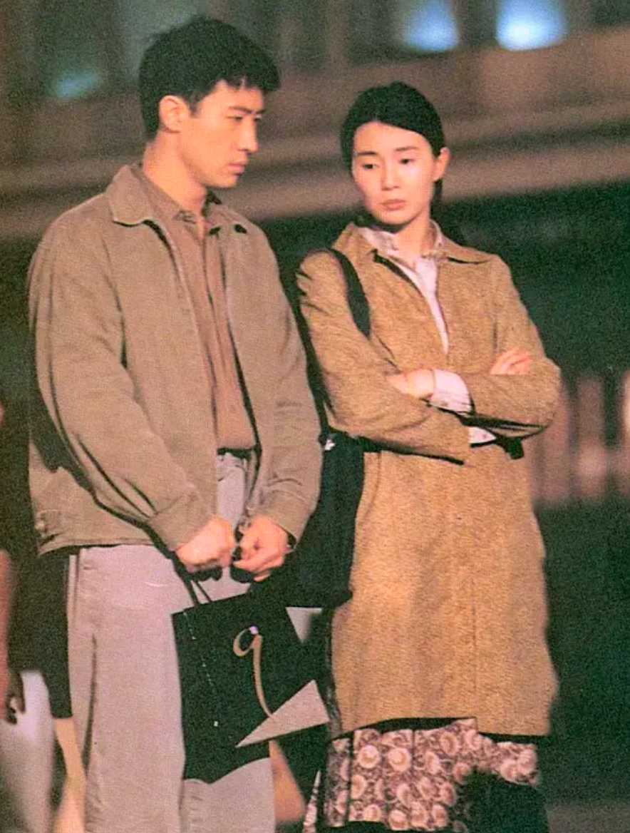正文   粉丝最疯狂的一次举动,是在黎明1997年的演唱会上,组成十国