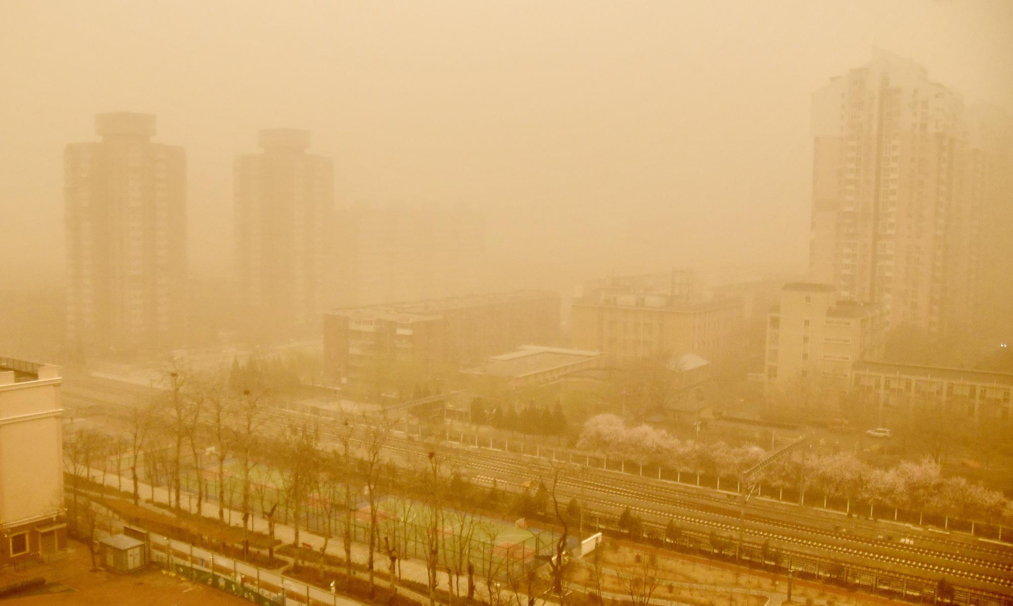 北京天气晴冷 游客不惧严寒打卡拍摄“金光穿洞”网红美景