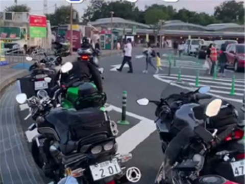 “摩托车专用车位”现高速服务区，来者都是骑士，现场宛如车展