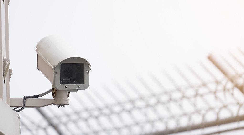 吴先生楼下的邻居在小区公共平台装了一个监控……