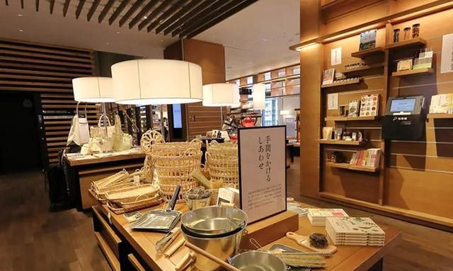 上海品牌战略咨询解读最不像卖场的「茑屋书店」不卖而卖的秘诀