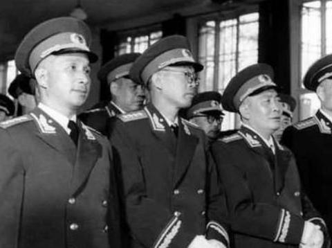 55年授衔,唯一一个因为不满自己军衔,扯下肩章的将军是谁?|辽沈战役|段苏权|少将|参评|评级_新浪新闻
