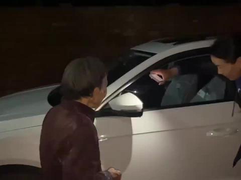 大妮花16万买新车，婆婆早早在门口等待，看到新车高兴的赞不绝口