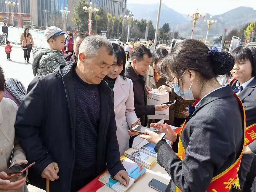 石泉农商银行积极开展"3.15消费者权益保护"宣传活动!