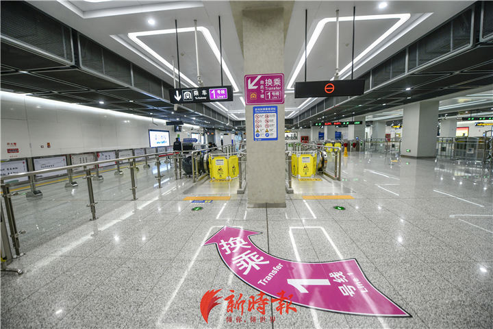 济南地铁1号线换乘站 醒目指示标已"上岗"