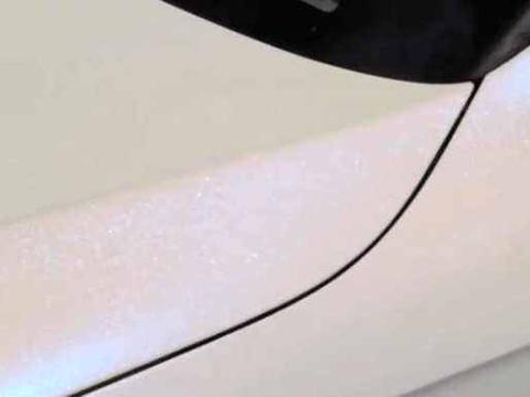 男子给自己的爱车喷绘一层白漆后，阳光下收获意外惊喜！