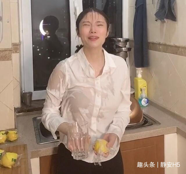 徐冬冬素颜白衬衫显清纯,往头上倒水胸前湿一片,网友直呼太刻意