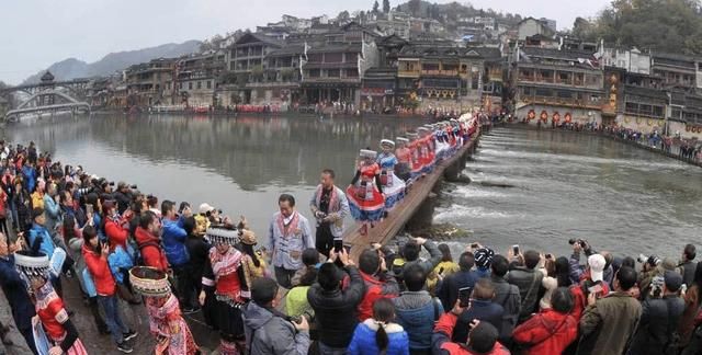 凤凰古城人口_大连确诊无症状感染者曾到湖南张家界、凤凰古城旅游,两地急寻