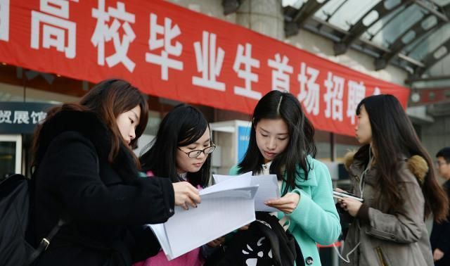 月薪3000雇不到农民工,却能雇大学生:教育内卷,就是让学历贬值 月薪3000雇不到农民工,却能雇大学生:教育内卷,就是让学历贬值