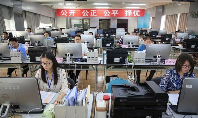 月薪3000雇不到农民工,却能雇大学生:教育内卷,就是让学历贬值 月薪3000雇不到农民工,却能雇大学生:教育内卷,就是让学历贬值