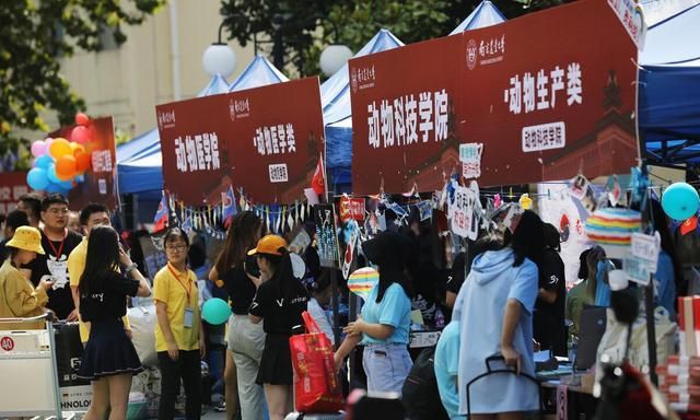 月薪3000雇不到农民工,却能雇大学生:教育内卷,就是让学历贬值 月薪3000雇不到农民工,却能雇大学生:教育内卷,就是让学历贬值