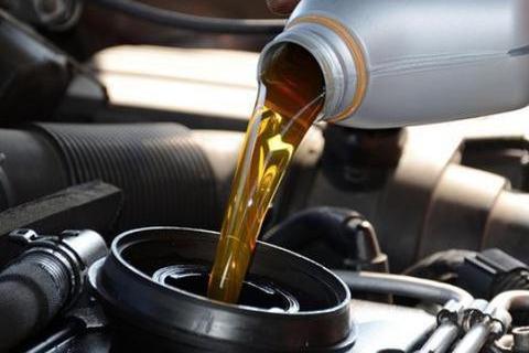机油多久换一次才不伤车？5000km？这样的人被骗了不少钱