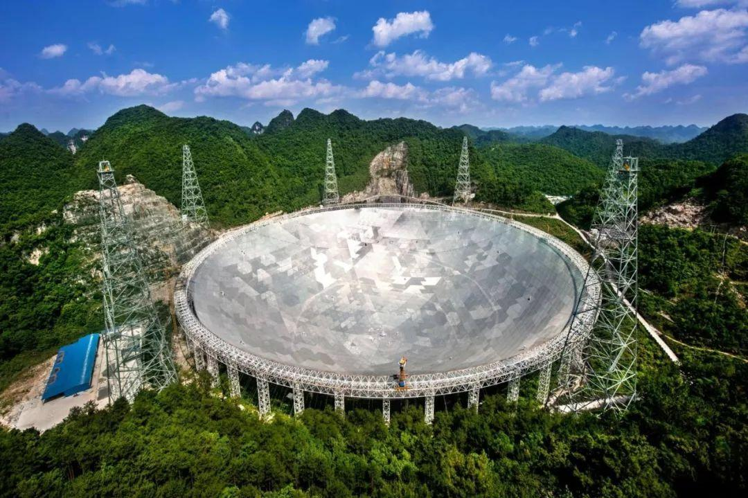 图为中国天眼望远镜