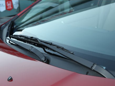 车的前挡风玻璃该如何保护