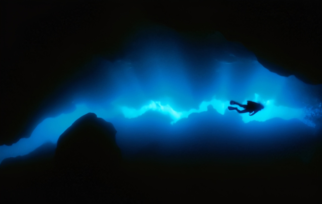 世界上最深的海沟马里亚纳海沟怎么形成的？它深入地心内部了吗？_人民号