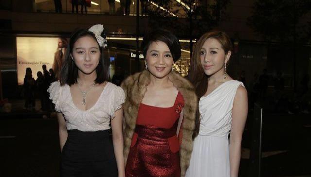 梁安琪不愧是“赌王四太”,穿红色连衣裙神采奕奕,哪像61岁的人 梁安琪不愧是“赌王四太”,穿红色连衣裙神采奕奕,哪像61岁的人