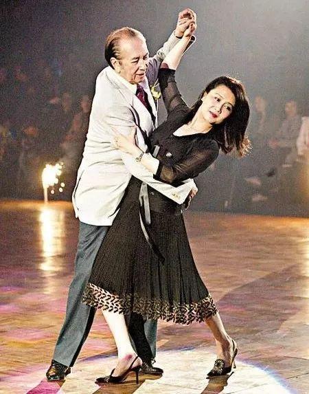 梁安琪不愧是“赌王四太”,穿红色连衣裙神采奕奕,哪像61岁的人 梁安琪不愧是“赌王四太”,穿红色连衣裙神采奕奕,哪像61岁的人