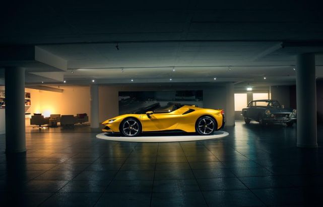 外观很犀利 内饰很赛车化 全新法拉利SF90 Spider实车