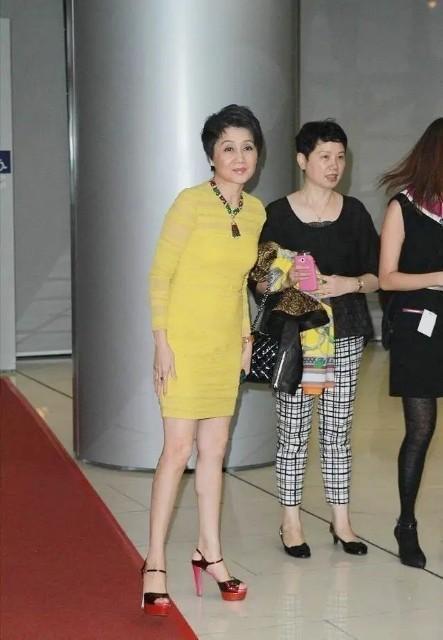 梁安琪不愧是“赌王四太”,穿红色连衣裙神采奕奕,哪像61岁的人 梁安琪不愧是“赌王四太”,穿红色连衣裙神采奕奕,哪像61岁的人