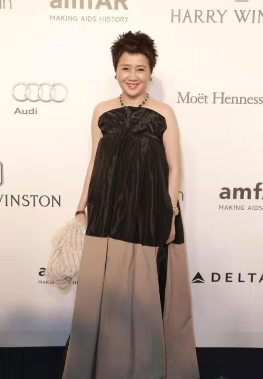 梁安琪不愧是“赌王四太”,穿红色连衣裙神采奕奕,哪像61岁的人 梁安琪不愧是“赌王四太”,穿红色连衣裙神采奕奕,哪像61岁的人