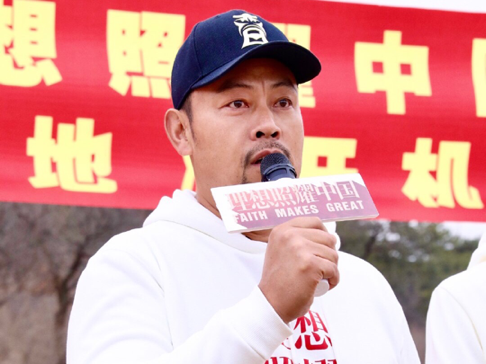 48岁晋松同框小21岁娇妻,娇妻穿黑丝秀美腿,豪宅大到能走秀