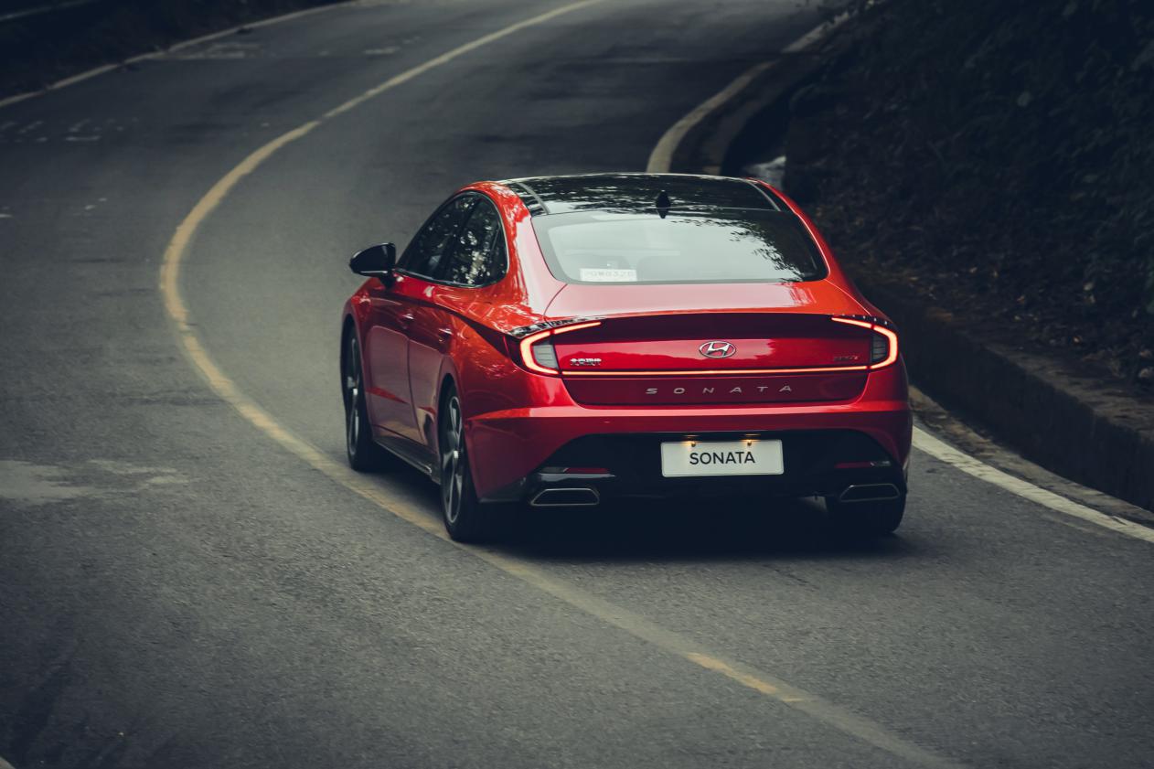 同期出道B级车如何选 大众帕萨特对比现代索纳塔