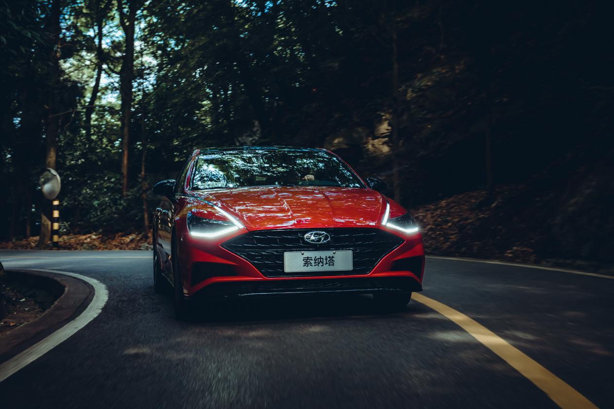 同期出道B级车如何选 大众帕萨特对比现代索纳塔